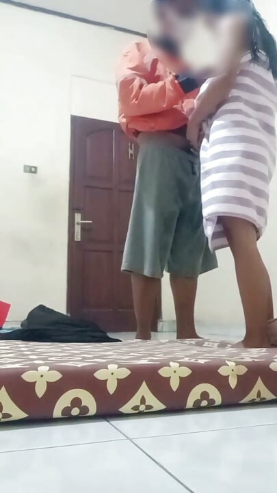 Main dilivri vaale se paise ke lie chud rahi hoon
