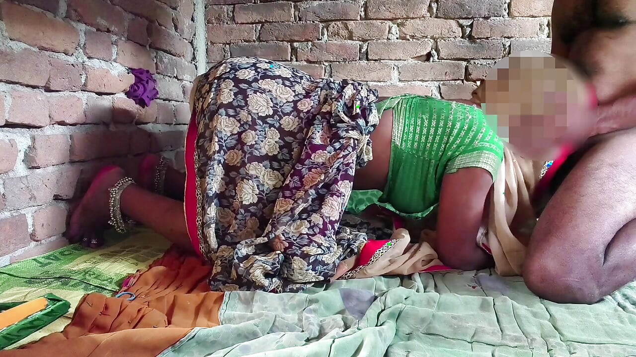 Bangali bhabhi doggy style me apne pati ka lund chus ke chudai karwayi.indian Desi beautifull sexy aunty ki romantic chut chudai