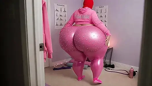 Büyük götlü şehvetli pembe yoga kızı tangayla soyunuyor