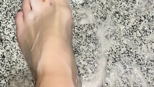 Barang lengket di kakiku