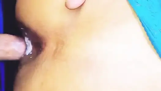 Mature woman know how to give the ass without frills, she opens it all.