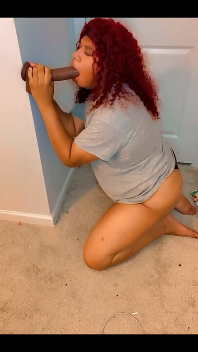 膝をついてBBCディルドをしゃぶる