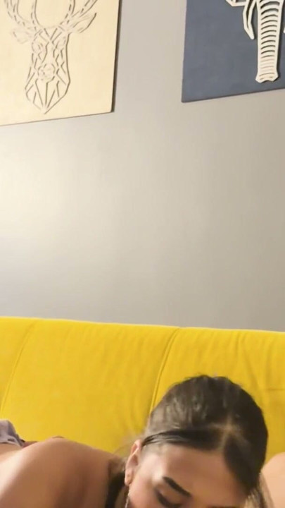 LIA, sahabatku yang paling baik, mengajakku nonton film dan kami akhirnya NGENTOT memanfaatkan rumah yang sepi! | Klip 1