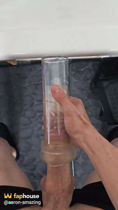 ¡Vista completa acariciando mi verga dura en un masturbador Fleshlight transparente!