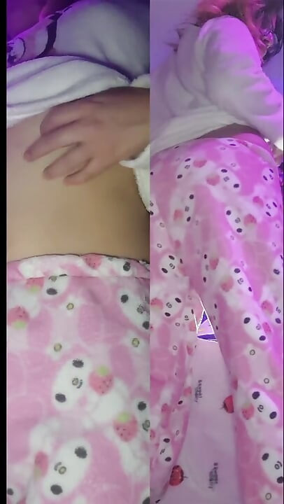 Gadis trans direkam dari dua sudut yang berbeda