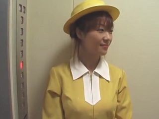 Punheta japonesa de elevador com luvas brancas