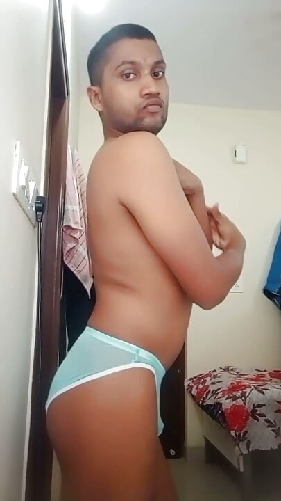honey twink se masturbando na frente da câmera