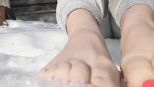 Karda çıplak ayakla yürüyorum, kar ayak parmaklarımın altında çıtırtılıyor.