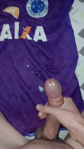 Dickes sperma auf dem t-shirt meiner fußballmannschaft