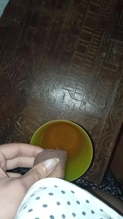 Я мочуся в чашку
