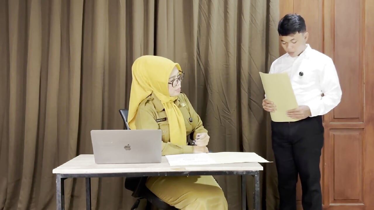 Fuck Her Coworker After Meeting Report Is Done