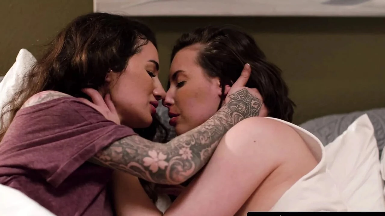 MODERN-DAY SINS - Massive Natural Tits Lesbian Arabelle Raphael Sneaks Out To Satisfy Cock Cravings!