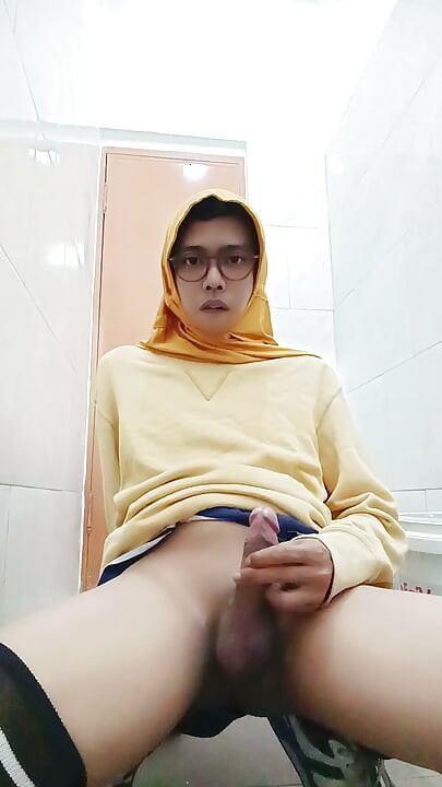 戴头巾的亚洲伪娘在办公室厕所公开自慰