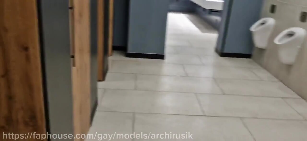 A Random Passerby Sucked My Dick in the Public Toilet of a Shopping Mall and Ate My Cum!