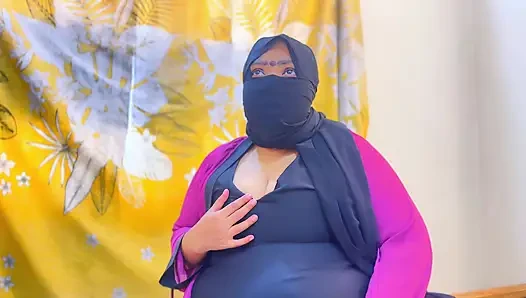 Ibu tiri seksi arab iran lagi asik masturbasi memeknya di kamar hotel sama pria hotel!