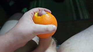 Robienie soku pomarańczowego z moim kutasem