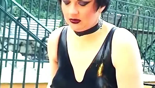 Esmer dominatrix mandalı yarağa sabitliyor