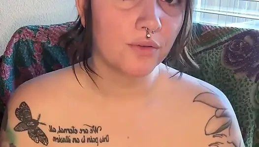 Пухлая курильщикка мастурбирует