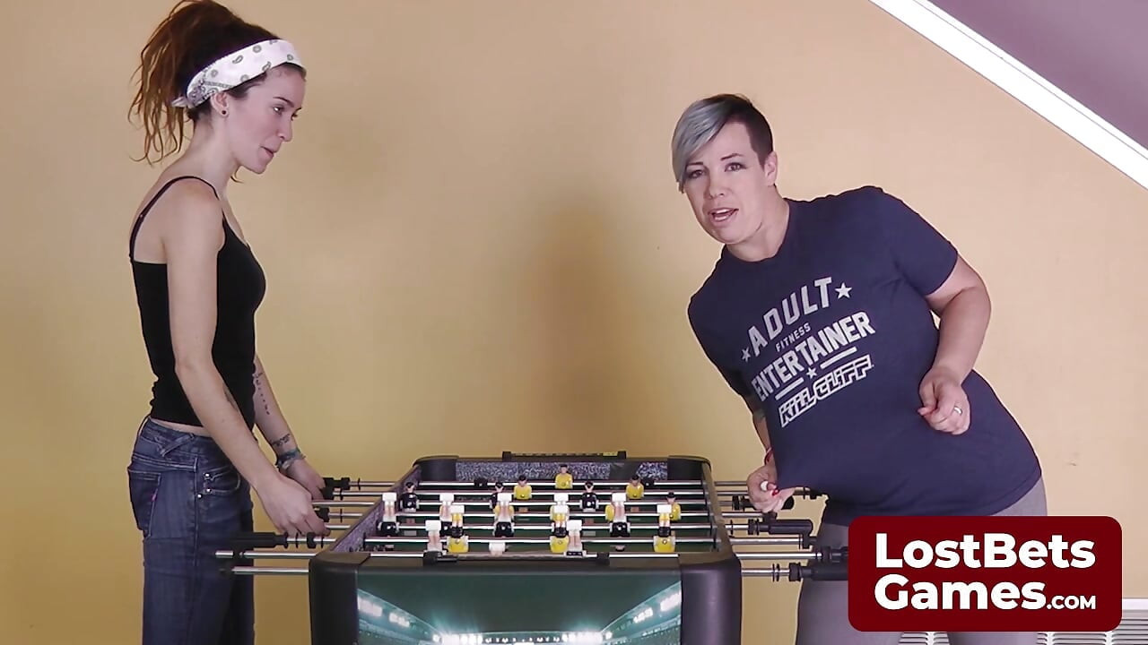 O jogo strip do Foosball traz uma energia emocionante