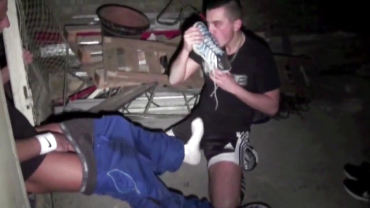 足の支配でクソ悪い男の子