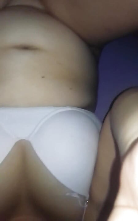 모든 것을 기록하는 그녀: 흰 브래지어를 입은 선교사