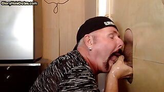 Un papa gay amateur suce et branle une bite au gloryhole