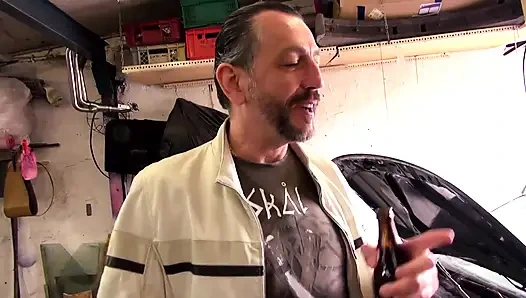 Sarışın Silikon Orta Yaşlı Seksi Kadın Iki Şişman Yarağı Emiyor Ve Iki Yarağı Birden Parçalıyor!