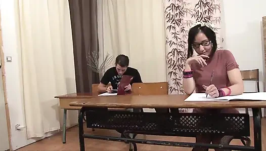 Genç kız öğretmenine sert sikiyor