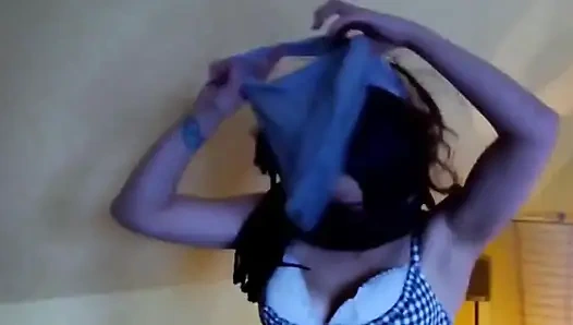 Sie ist ein amateur-schätzchen aus frankreich, das schwanz lutschen muss