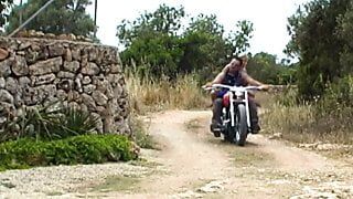 Un motard baise une MILF blonde sexy dehors