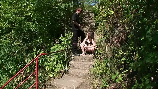 Cewek nakal rambut merah di-fingering di luar ruangan dan di luar ruangan