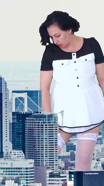 Wow! Seorang wanita raksasa tanpa celana dalam berjalan-jalan di sekitar kota. Dia setinggi King Kong! Pertunjukan menakjubkan dari raksasa! 2