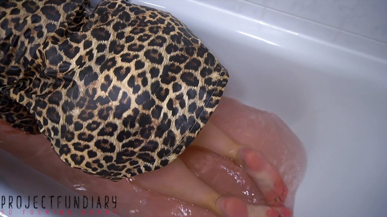 Chica Con Impermeable Leo Se Baña Y Tiene Una Eyaculación Fresca En Sus Glúteos De Goma. - Projectfundiary