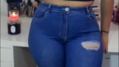 Толстушка с большой задницей в джинсах латине Morena