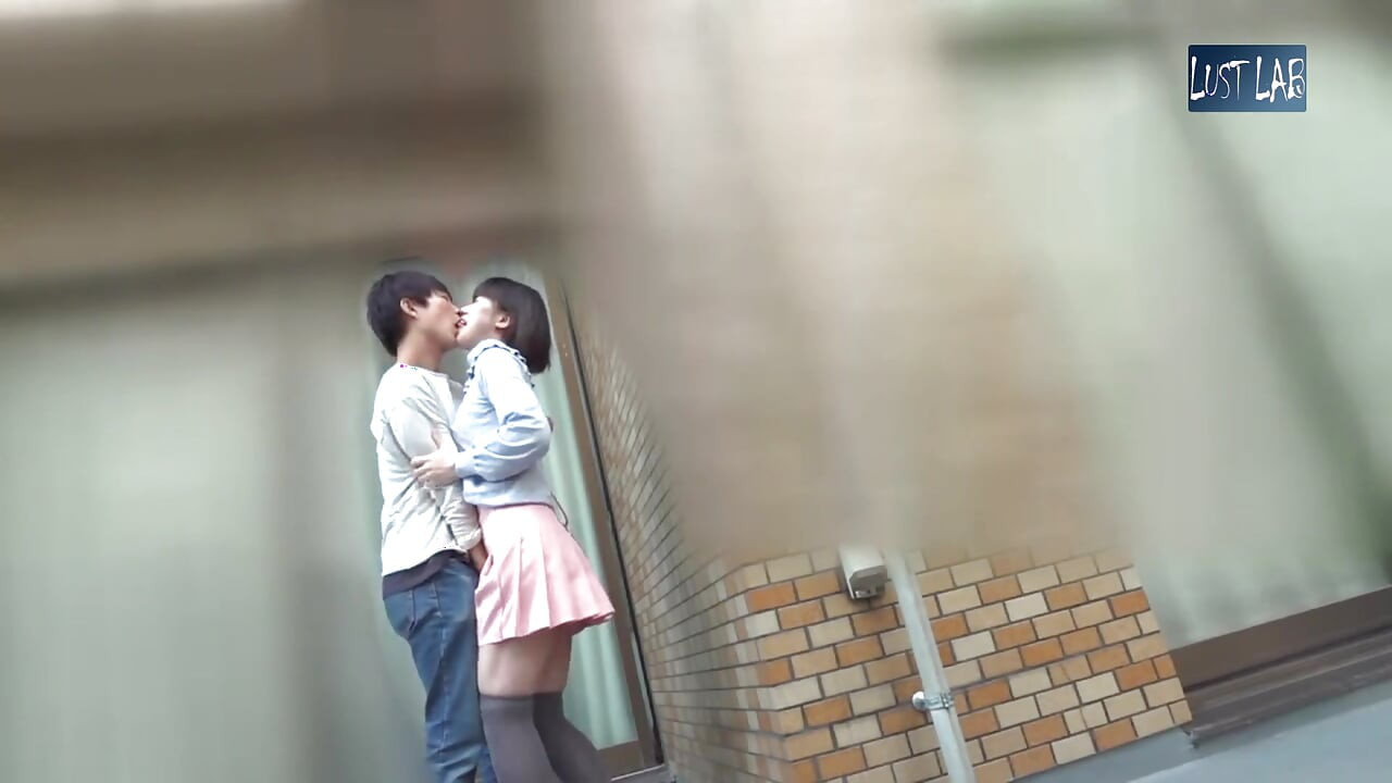 短いスカートを履いた軽い訪問者が私を招き入れ、視点はおもちゃと容赦ないペースで熱くなる パート1