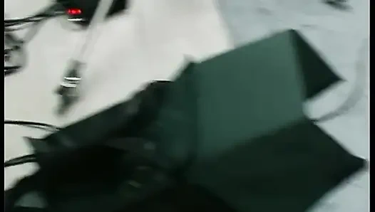 Миниатюрная шлюшка обожает большой хуй в ее киске