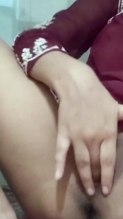 18 yaşındaki desi liseli kız falguni ilk kez ıslak ve dağınık amına Hintçe sesli rol yapma ile mastürbasyon yapıyor | Klip 1
