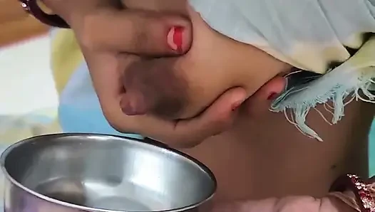 Tee aus ihren möpsen, milch_ teen riya machte speziellen tee aus ihren möpsen, milch