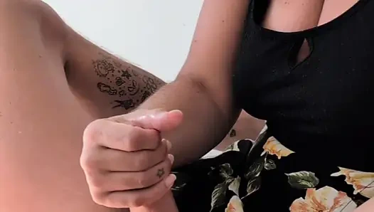 Хотвайф дрочит во время истории