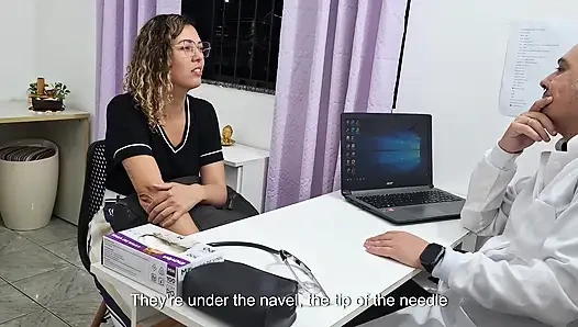 Медицинский осмотр живота врачом общей практики.