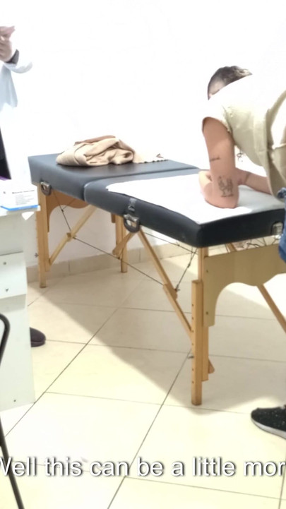 Zapanjujući trenutak iz filma "Proktolog obavlja analni pregled pacijenta sa zatvorom."