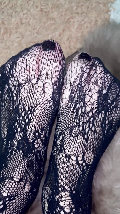 Seksi çoraplı ve topuklu ayakkabılarla bacaklarımla oynuyorum