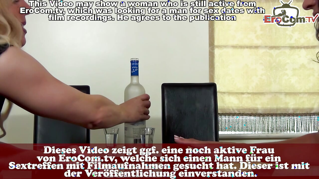 Sarışın ve esmer travesti birbirini götten sikiyor