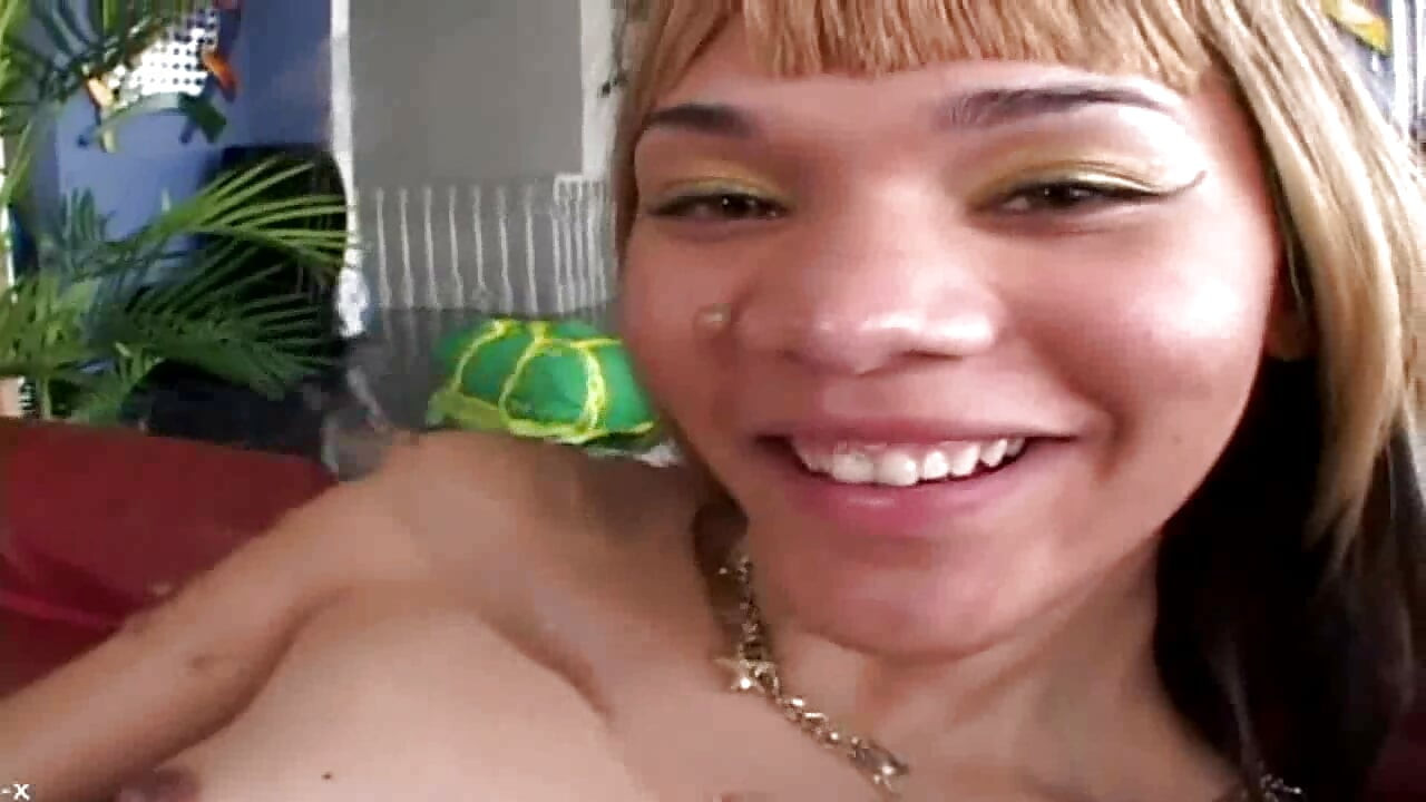 Delgada travesti follada
