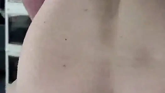 Memeknya menetes basah saat dia menungganginya