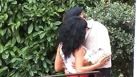 Pasangan Inggris menikmati bersenggama di luar ruangan di mansion pedesaan Prancis mereka
