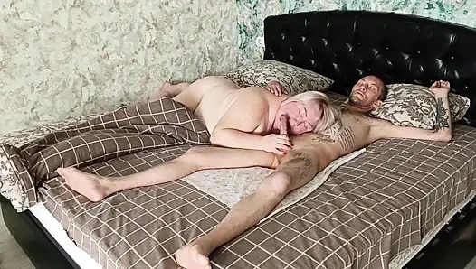 Ibu mertua nyepong kontol dan nyepong kontol sampai dicrot di dalam pagi-pagi