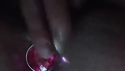 Orta yaşlı seksi kadın tüm anal küçük orta büyük göt tıkaçlarını deniyor