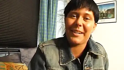 Брюнетка-шлюшка мастурбирует перед тем, как делать чудесный минет