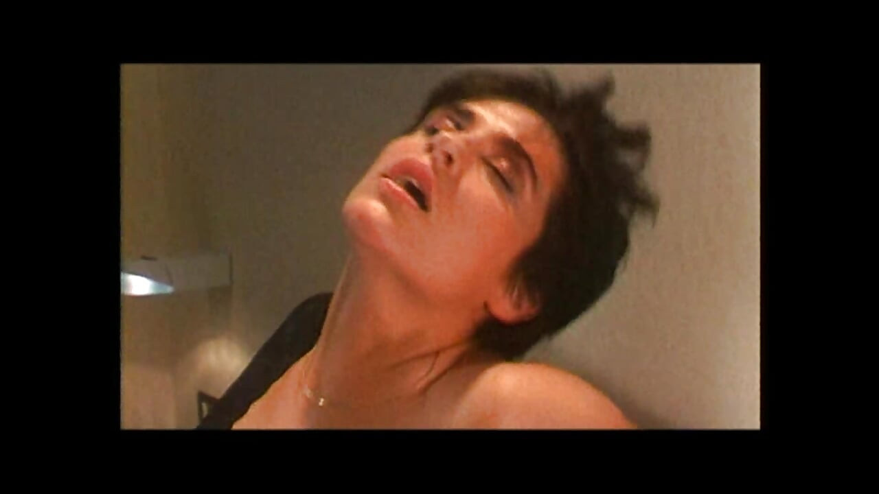 Balon vali choot vali chodne layak hauskipar milf(chodne layak mammi) ki bare lnd vale vintej dvara gand chudaee aur munh men viry nikala gaya